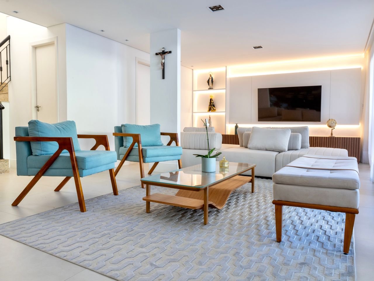 Home Modern living room featuring blue armchairs and a sleek decor style.